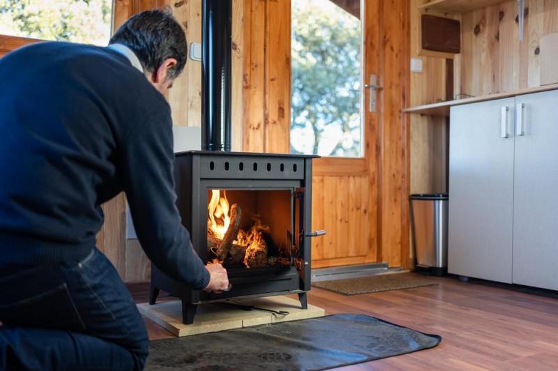 La cuisini&egrave;re &agrave; bois combine cuisson quotidienne et appoint de chauffage &agrave; Pontarlier